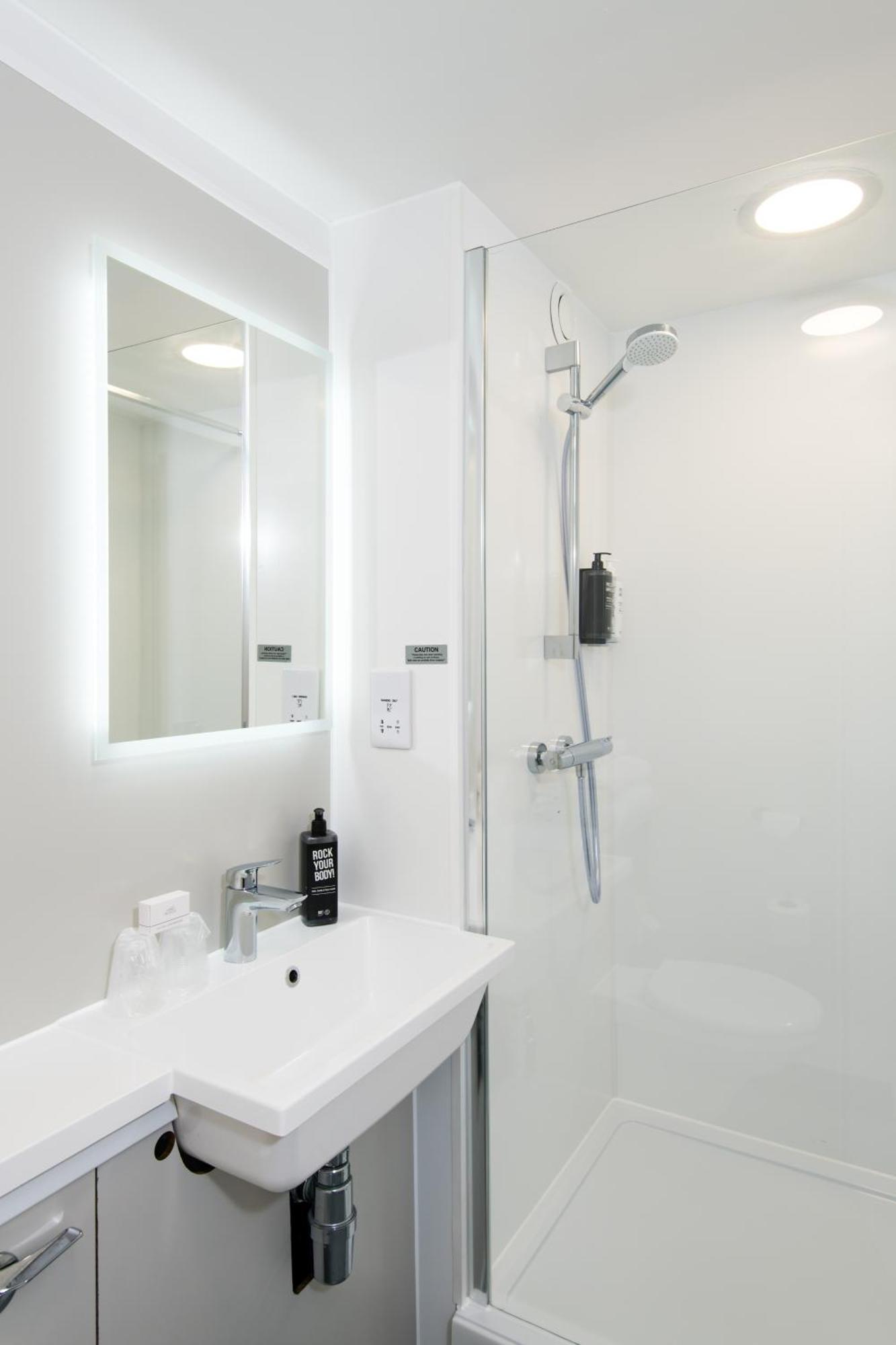 Ibis Plymouth Hotel Bagian luar foto